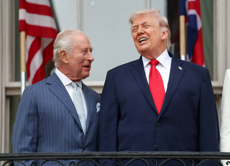 Карл III (слева) и Дональд Трамп наблюдают за военным парадом 