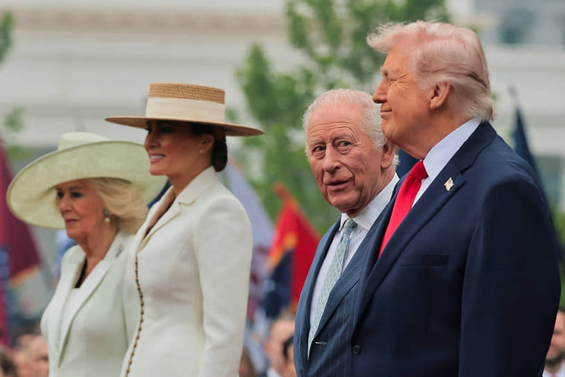 Карл III (второй справа) с женой Камилой (слева), Дональд Трамп с женой Меланией на церемонии встречи королевской четы 