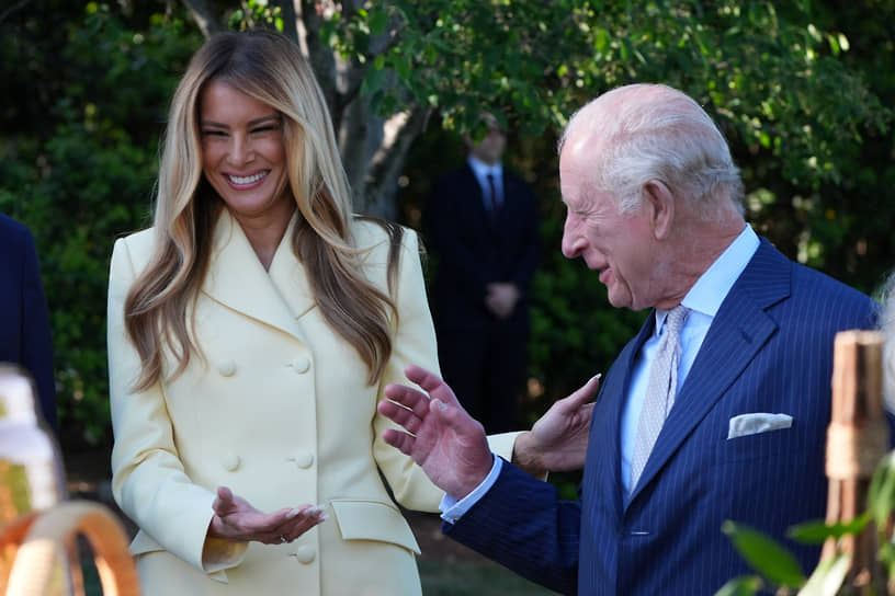 Карл III и Мелания Трамп во время прогулки по саду Белого дома 