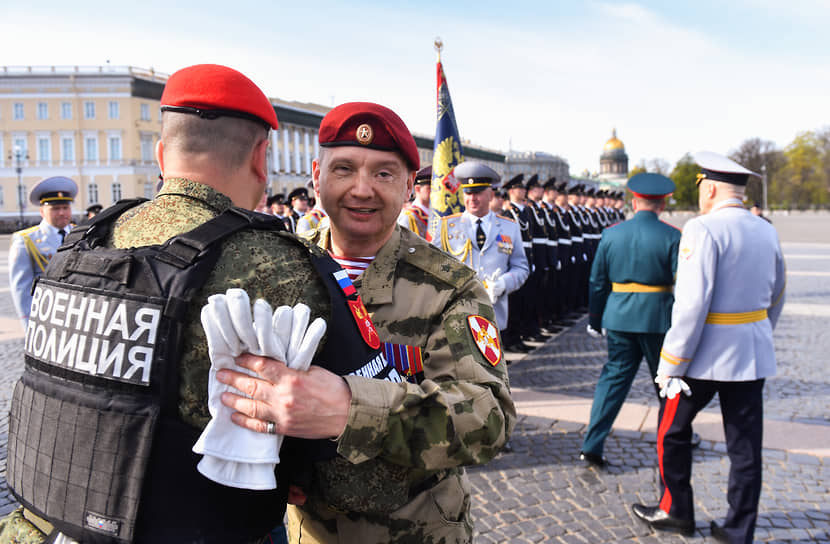 Военнослужащие перед началом парада на Дворцовой площади в Санкт-Петербурге 