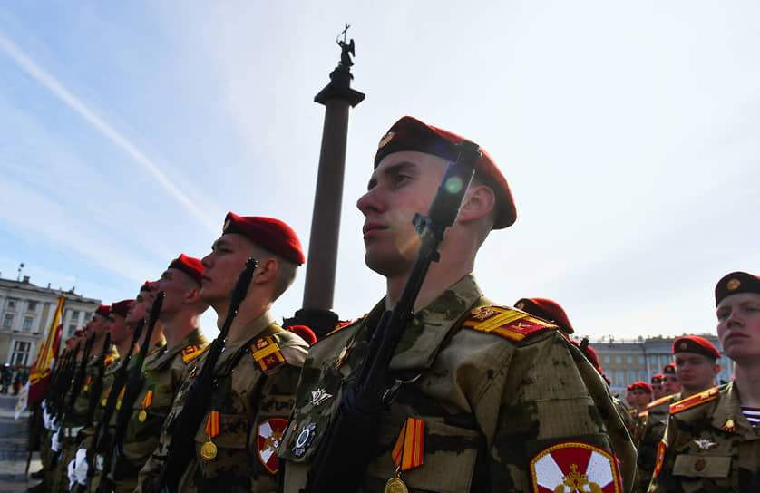 В Санкт-Петербурге более 1 тыс. военнослужащих приняли участие в параде Победы 