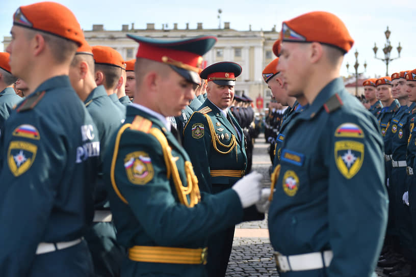Военнослужащие перед началом парада 