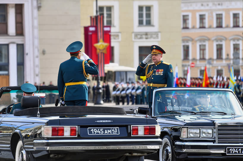 Командующий войсками Ленинградского военного округа (ЛВО) генерал-лейтенант Рустам Миннекаев (слева) и временно исполняющий обязанности начальника штаба ЛВО генерал-майор Михаил Лысенко 