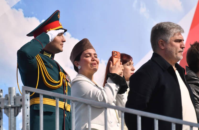 Зрители парада Победы в Санкт-Петербурге 