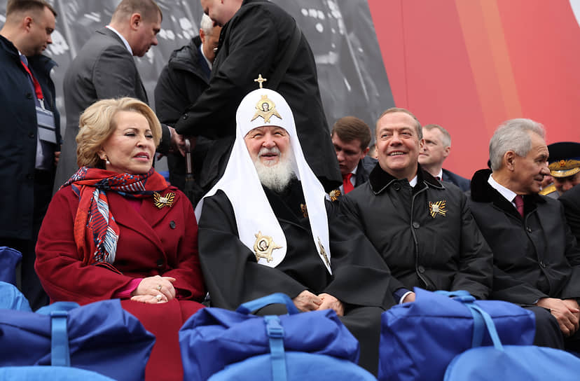 Слева направо: председатель Совета федерации Валентина Матвиенко, Патриарх Московский и Всея Руси Кирилл, зампред Совета безопасности Дмитрий Медведев и секретарь Совета безопасности Сергей Шойгу 