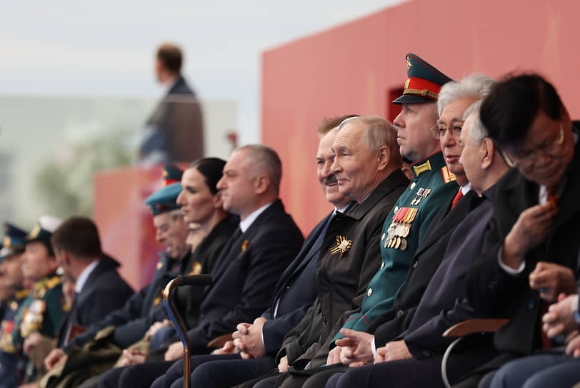 Президент России Владимир Путин (пятый справа), президент Белоруссии Александр Лукашенко (шестой справа), президент Казахстана Касым-Жомарт Токаев (третий справа) и президент Узбекистана Шавкат Мирзиеёв (второй справа)  