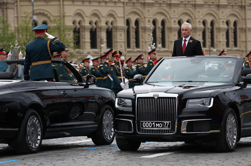 Министр обороны России Андрей Белрусов (справа) всегда в гражданском