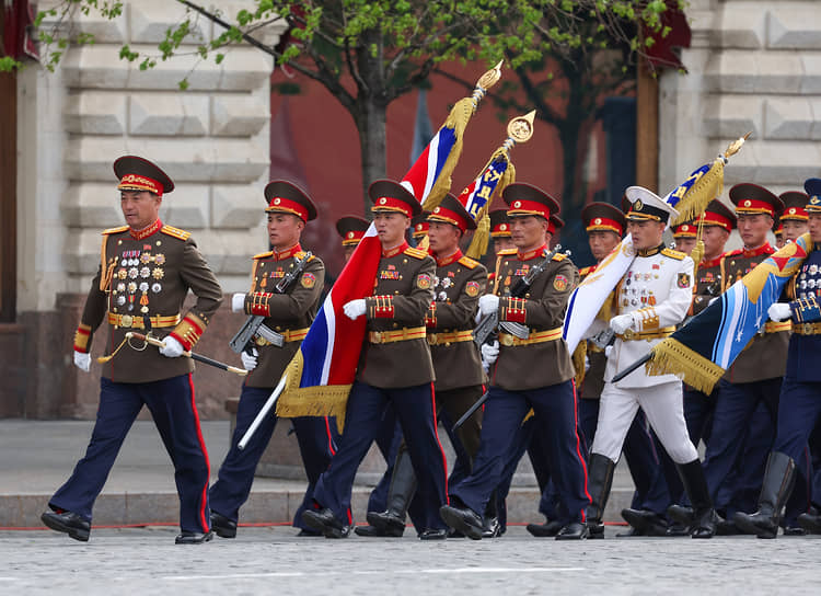 Военнослужащие КНДР перед парадом 