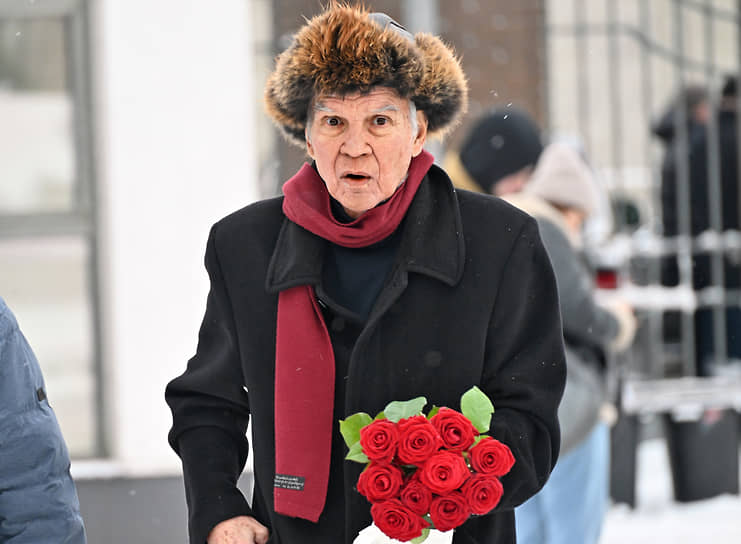 Владимир Молчанов умер в больнице 11 мая 2026 года на 76-м году жизни. Последние несколько лет жизни он боролся с онкологическим заболеванием
