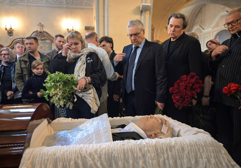 Председатель ВГТРК Олег Добродеев (в центре) и генеральный директор телекомпании «Первый канал» Константин Эрнст (второй справа)