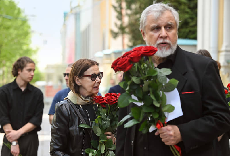 Актриса Евгения Симонова (в центре) и ее супруг, кинорежиссер Андрей Эшпай