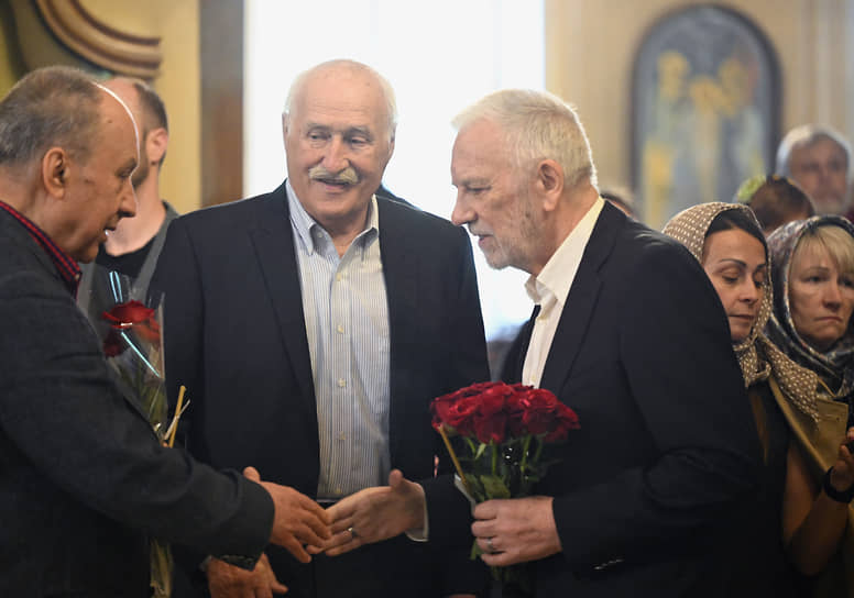Телеведущие Иван Кононов (слева) и Дмитрий Крылов (справа)