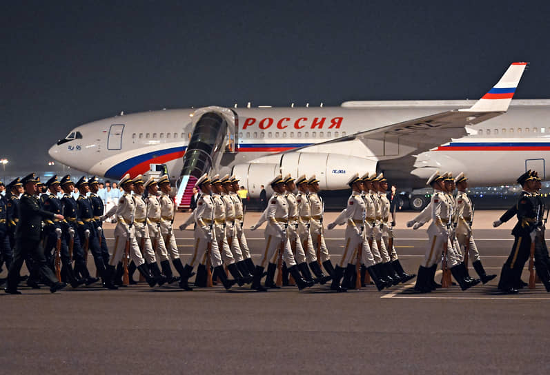 19 мая Владимир Путин прибыл в Пекин, где его приветствовала рота почетного караула