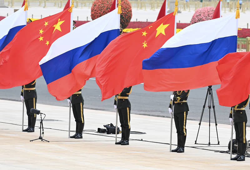 Флаги России и Китая на площади Тяньаньмэнь