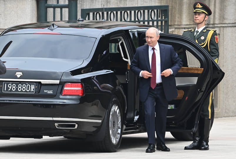 Утром 20 мая Владимир Путин прибыл на площадь Тяньаньмэнь для встречи с председателем КНР Си Цзиньпином