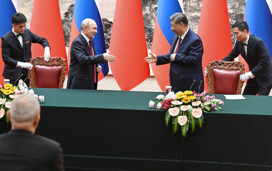 Президент РФ Владимир Путин (второй слева) и председатель КНР Си Цзиньпин (второй справа) во время переговоров