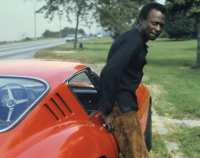В 1969 году в Ferrari Майлза Дэвиса, где он находился со своей любовницей, пять раз выстрелил неизвестный. Дэвис был ранен в бедро. Тремя годами позже Дэвис попал на этой машине в автокатастрофу и сломал обе ноги На фото: Майлз Дэвис и его Ferrari 275 GTB/4