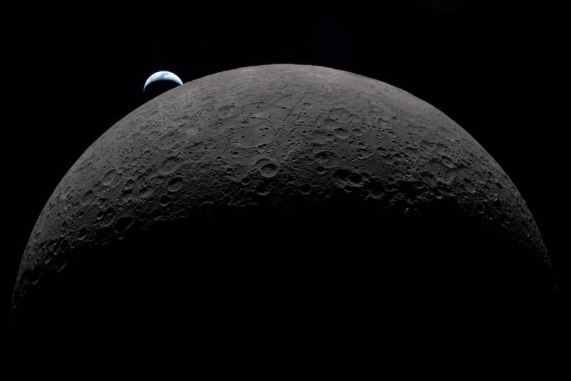 Вигляд на Місяць та Землю з ілюмінатора космічного корабля Orion, який здійснює обліт супутника в рамках місії «Артеміда-2»