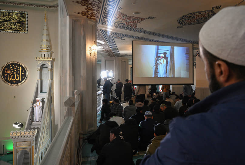 Верующие во время праздничного намаза