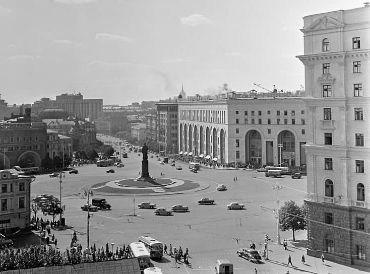 Памятник революционеру Феликсу Дзержинскому на площади перед «Детским миром» открыли в 1958 году