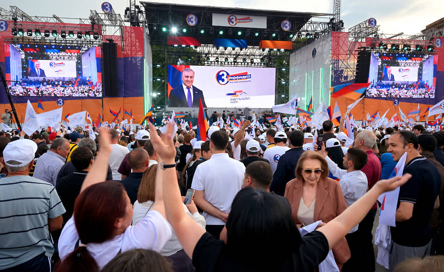 Митинг сторонников блока «Сильная Армения» на площади Республики в Ереване. Одной из центральных тем выборов стал выбор между дальнейшим сближением с Западом и восстановлением более тесных отношений с Россией
