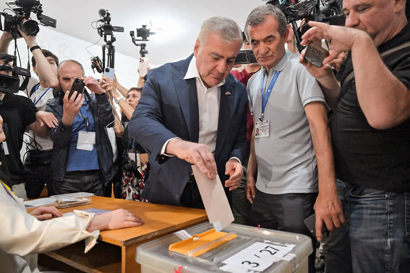 Лидер блока «Сильная Армения», президент группы компаний «Ташир» Самвел Карапетян (в центре) во время голосования. Блок «Сильная Армения» считается одним из основных соперников правящей партии «Гражданский договор»