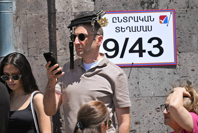 Избиратели в очереди перед избирательным участком