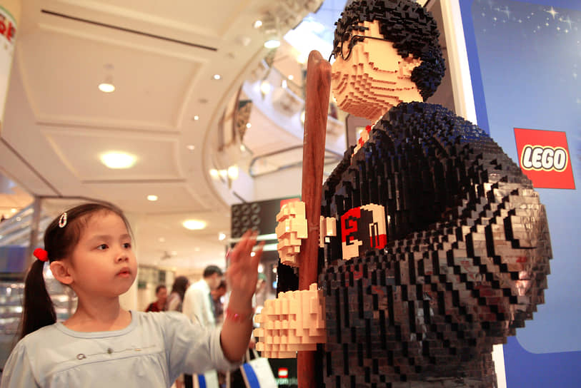 Датский производитель конструкторов Lego держит руку на пульсе, выпуская тематические наборы по мотивам популярных фильмов и сериалов (на фото Гарри Поттер) 