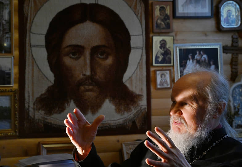 Настоятель храма Вознесения Господня в Кимрах, руководитель реабилитационного центра «Радуга» протоиерей Андрей Лазарев во время интервью. В центре людям с алкогольной и наркотической зависимостью помогают вернуться к обычной жизни по программе «Терапевтическое содружество» 