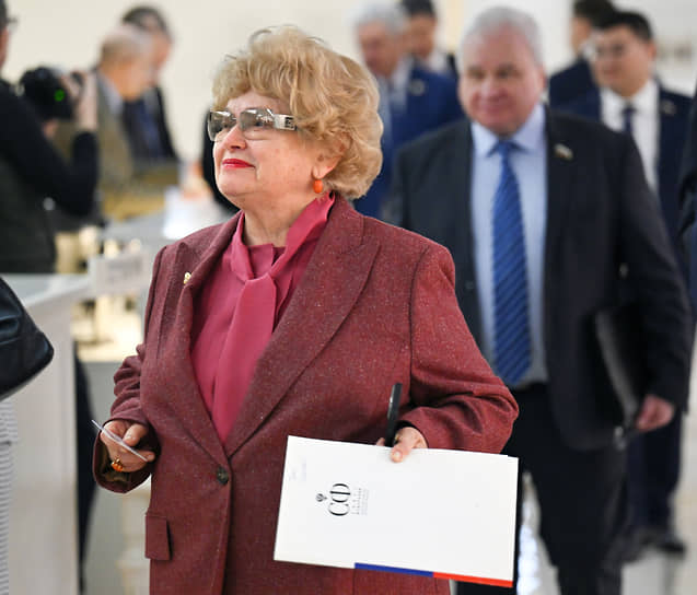 Сенатор Людмила Нарусова