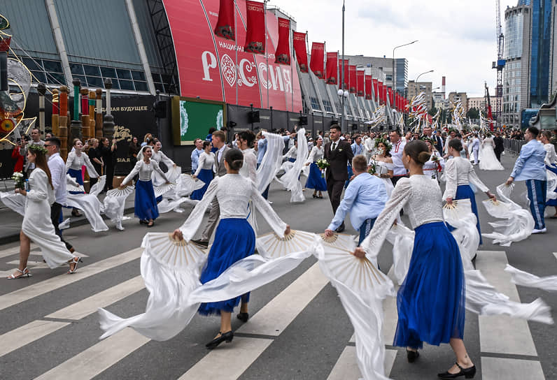Танец участников фестиваля