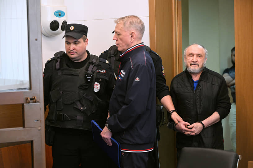 Бывший председатель Общероссийской общественной организации инвалидов войны в Афганистане и военной травмы (ОООИВА) «Инвалиды войны» Андрей Чепурной (в центре) и ветеран-афганец Валерий Белялов (справа) во время заседания суда (9 июля 2026 года)