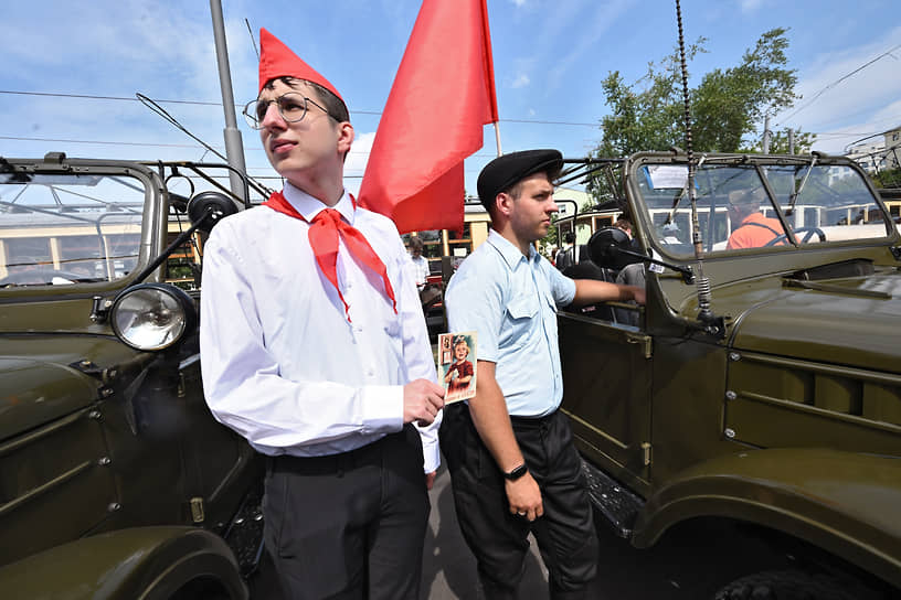 Участники парада у станции метро «Новокузнецкая»