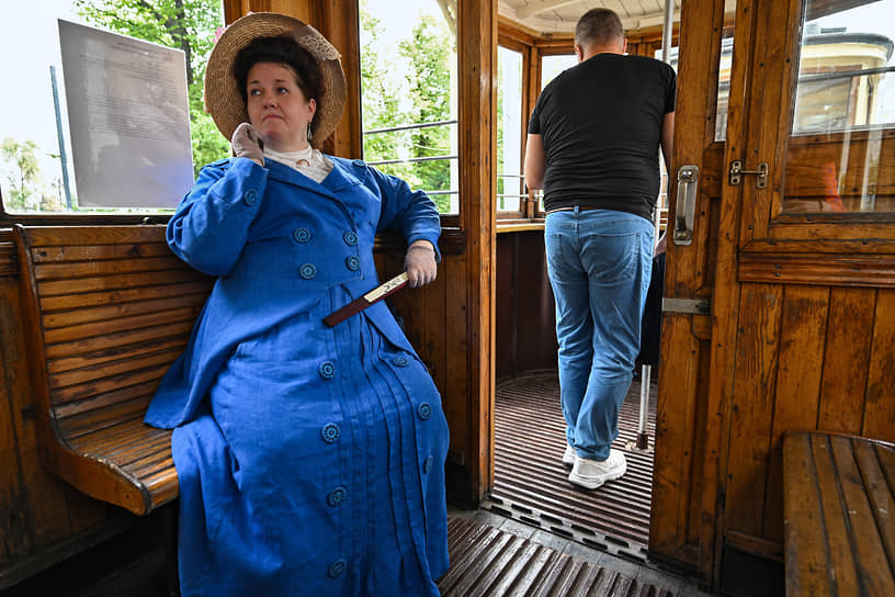 Пассажиры ретротрамвая