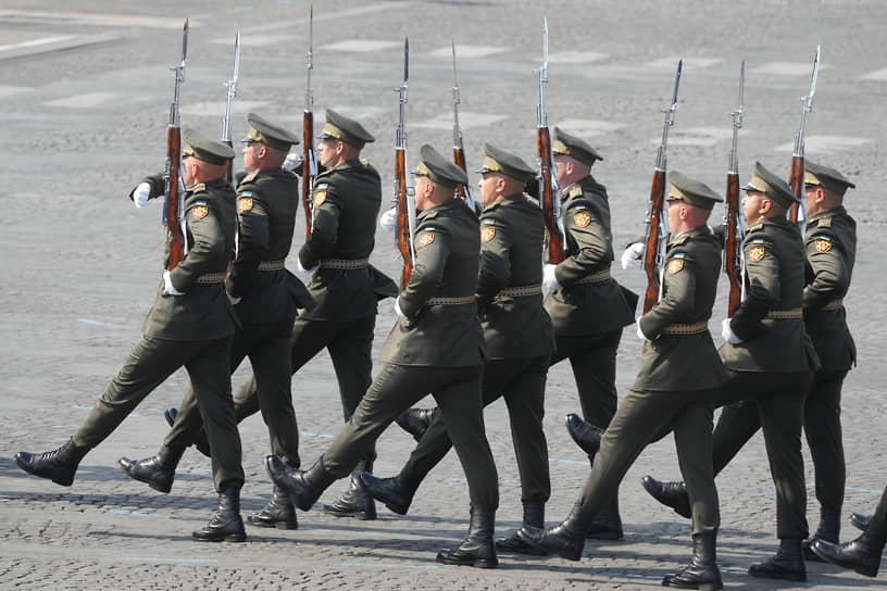 Украинские военные маршируют на военном параде в Париже