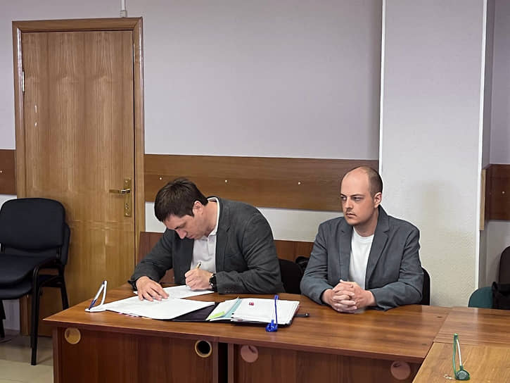 Бывший директор издательства Popcorn Books Евгений Протопопов (справа)