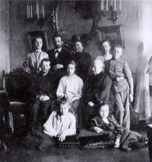 Семья Кирилла Черносвитова (он второй слева в верхнем ряду)  Лежит на полу его дочь Надежда Черносвитова. Петербург, около 1906 