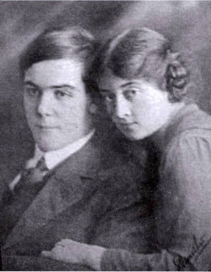 Петр Капица с женой  Надеждой после венчания, 1916 