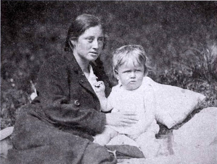 Надежда Капица с сыном Иеронимом, около 1919-го  