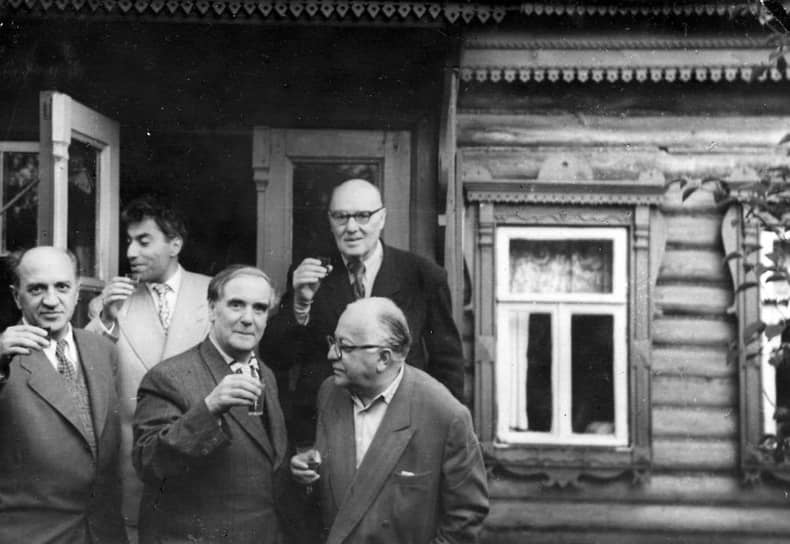 Актер Михаил Астангов, режиссер Евгений Симонов, физик Петр Капица, композитор Юрий Шапорин и режиссер Рубен Симонов на даче у Симонова в подмосковном Узком, 1956 