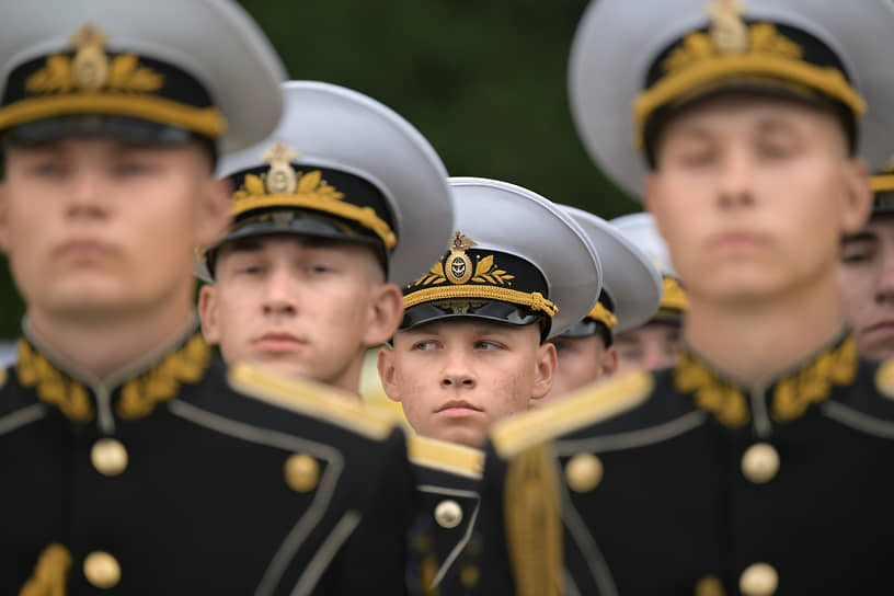 Военнослужащие ВМФ на праздновании 