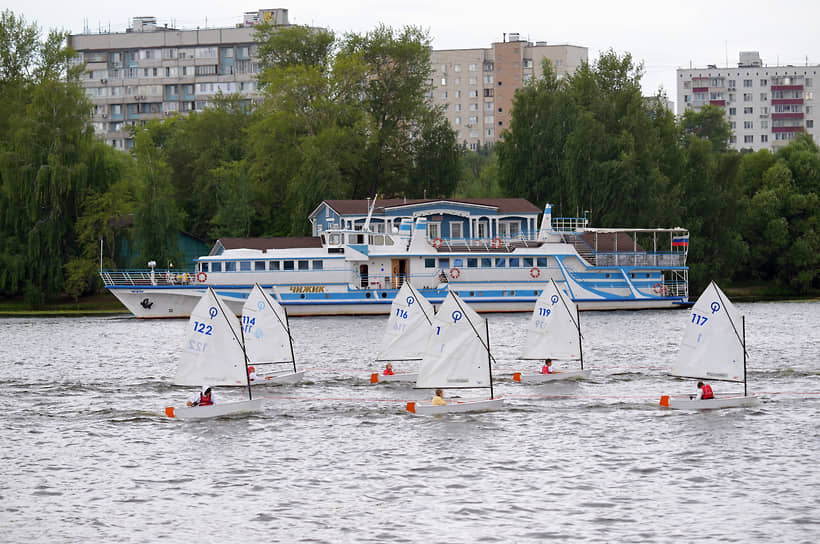 Соревнование по парусным гонкам в акватории Москва-реки 