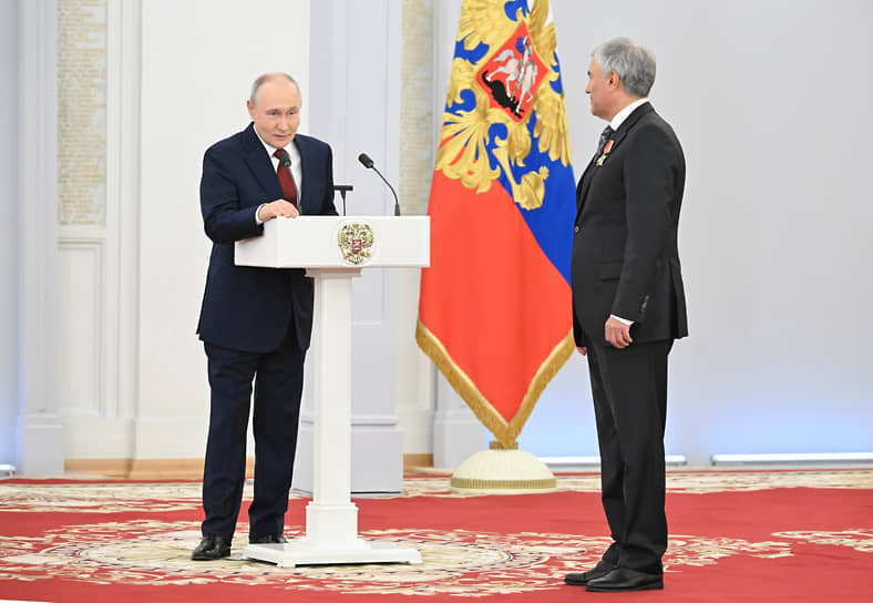 Президент России Владимир Путин (слева) и председатель Госдумы Вячеслав Володин