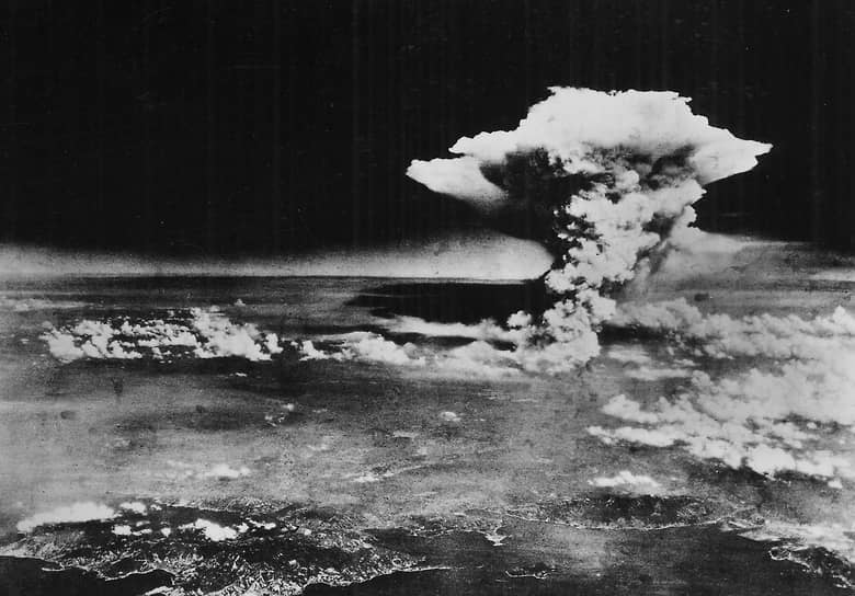 6 августа 1945 года ядерная эра началась применением бомбы «Малыш», сброшенной на японский город Хиросима. Снимок облака, оставленного взрывом в верхних слоях атмосферы, сделан через несколько часов после бомбардировки с американского разведывательного самолета. 9 августа 1945 года бомба «Толстяк» разрушит порт Нагасаки 