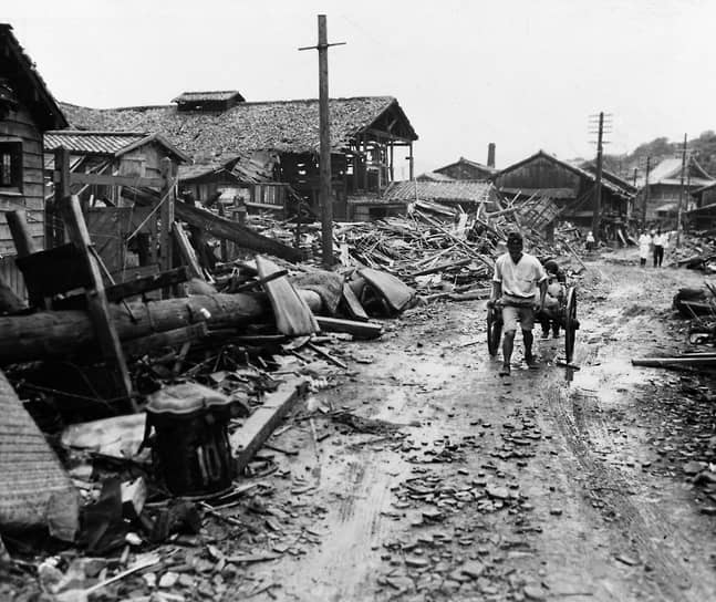 Разрушения достигли окраин Нагасаки, обратив город в руины. На фото — местный житель, 14 сентября 1945 года 