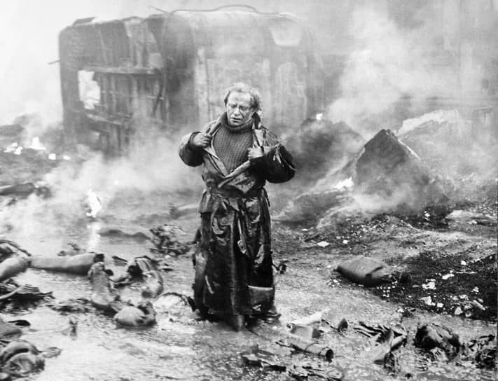 Вышедший в 1986 году в СССР фильм Константина Лопушанского «Письма мертвого человека» гораздо резче западных фильмов-катастроф и антиутопий предостерег человечество от дороги, на которой оно в состоянии оказаться в результате ядерной эскалации (на фото кадр из фильма) 
