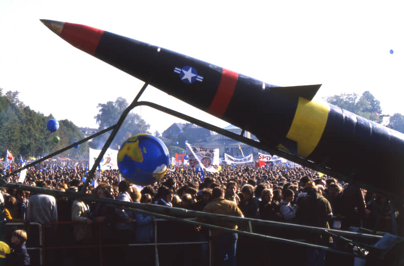 В 1970–1980 годах в Европе митинги против размещения и возможного применения ядерного оружия собирали сотни тысяч человек — на фото манифестация в Бонне, в которой участвовали 350 тысяч западных немцев. С этим настроениями, в конечном итоге ставшими основой разрядки, контрастирует нынешнее повсеместное безразличие по отношению к нарастающим угрозам военной, в том числе ядерной эскалации 