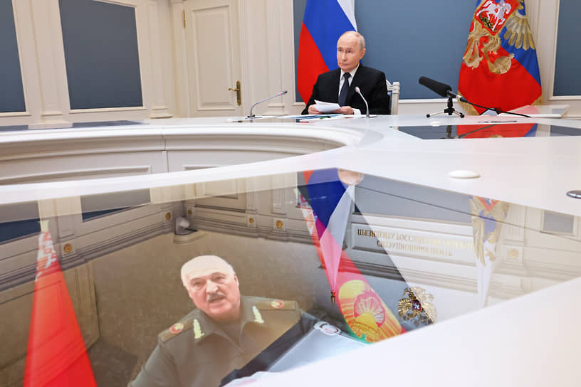 Владимир Путин и Александр Лукашенко находятся в еще более тесном контакте с тех пор, как Россия разместила свои ядерные силы на территории союзной страны. В начале 1990-х вывоз советских ядерных вооружений из Белоруссии, Украины и Казахстана в Россию рассматривалось как непременное условие региональной стабильности 