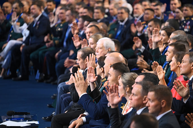 Председатель партии «Единая Россия», заместитель председателя Совета Безопасности России Дмитрий Медведев (слева) и председатель Высшего совета партии «Единая Россия» Борис Грызлов (в центре)