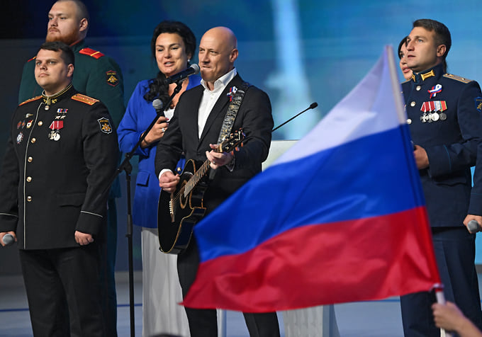Выступление певца Дениса Майданова на съезде